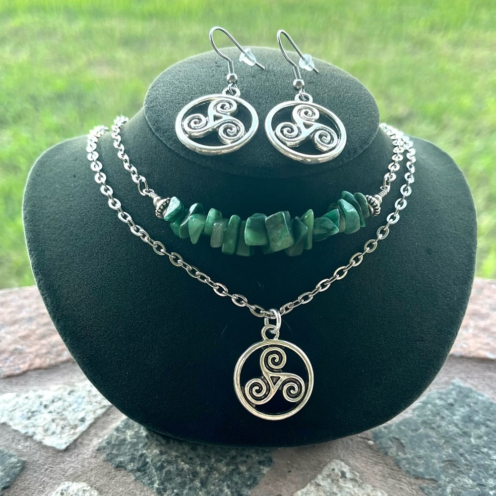 Set ! Green serpentine gems necklace celtic knot triquel + earrings boho celt